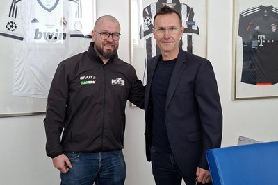 Benjamin Kahlert (l.) traf beim Besuch in Louny Fifa-Schiedsrichter Radek Prihoda.