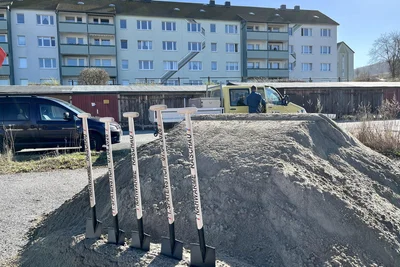 Nah an den Häusern des Harbig-Wohngebiets in Raschau wird nun das Heizhaus gebaut.