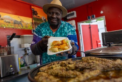 Gibba Karafa aus Gambia mit der Spezialität Samosa Fataya.