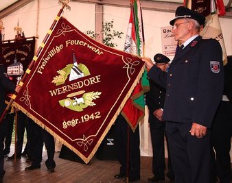Am Freitag wurde die Fahne der Wernsdorfer Feuerwehr erstmals der Öffentlichkeit präsentiert, rechts im Bild Heinz Wolf.