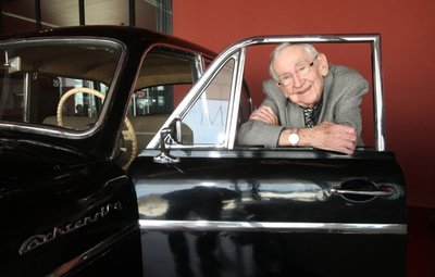Werner Lang (1922-2013) war immer für Spaß zu haben. Hier schaut er durch die Seitentür des P 240 Sachsenring. 