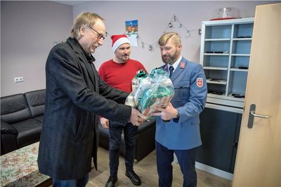 Holger Reuter und Philipp Preißler dankten auch Samuel Miling, Leiter der Rettungswache (von links). 
