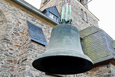 In Theuma wurde jüngst unter anderem die 482 Jahre alte Bronzeglocke der Maria-Magdalenenkirche saniert. Inzwischen ist das Geläut wieder vollzählig.