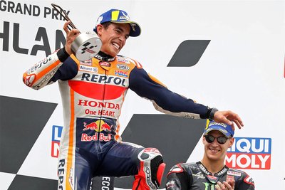 Marc Marquez jubelt nach seinem Moto-GP-Sieg 2021 auf dem Sachsenring mit dem Pokal in der Hand. Neben ihm der Drittplatzierte Fabio Quartararo.