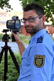 Im August 2024 war Bürgerpolizist Marcel Grimmer vor der Bernhard-Schmidt-Grundschule in Mittweida im Einsatz, um die Geschwindigkeit zu kontrollieren.