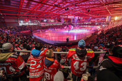 Blick in das Kunsteisstadion im Sahnpark: Die Düsseldorfer EG ist am Freitag erstmals hier zu Gast.