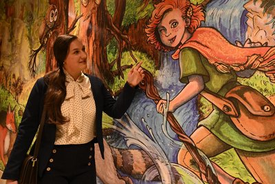 Grafikdesignerin Sarah Pilz präsentiert ihre Illustrationen von Maskottchen Quibi.