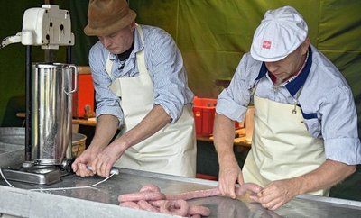 Den Schlachttag in Eubabrunn gibts künftig nicht mehr. Im Foto von 2018 füllen Jens Rieger (r.) und Frank Riedel Bratwürste ab. 