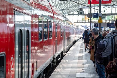Die Regionalbahnen der Linie RB 45 fahren am Montag und Dienstag später (Symbolbild) ab.