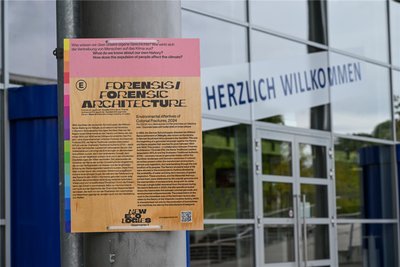 Am Vorplatz der Hartmannhalle wird die koloniale Vergangenheit thematisiert.