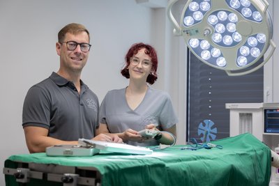 Tierarzt Alexander Armbrecht, im Bild mit Anna-Lena Bonitz, ist mit seinen Kollegen in eine deutlich größere Praxis im modernisierten ehemaligen Gymnasium Schlettau umgezogen.