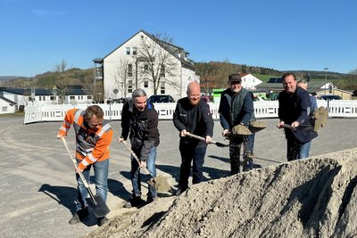 Die Geschäftsführer der am Bau beteiligten Projektpartner und Bauunternehmen sowie der Bürgermeister der Gemeinde vollzogen den ersten Spatenstich.