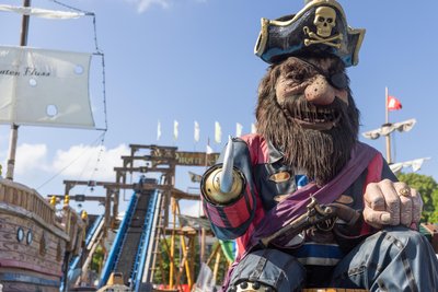 Inzwischen sind die meisten Fahrgeschäfte auf der Kät aufgebaut. Eine wilde Wasserfahrt verspricht der „Piraten Fluss“.