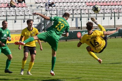 Beim letzten Heimspiel gegen Rudolstadt: Fallrückzieher des Auerbacher Sieg-Torschützen Charlie Spranger (Nummer 14) in der ersten Halbzeit.