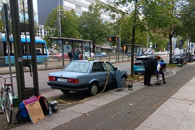 Der BMW an der Brückenstraße wird bald abgeholt.