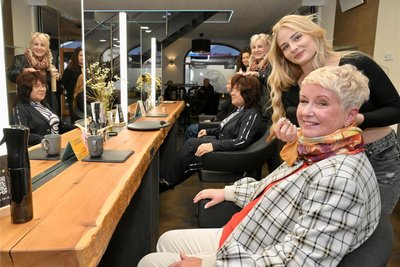 Bei Hair-Design Fuchs in Stollberg: vorn Katrin Speck und Friseur-Azubi Celine Morgenstern.
