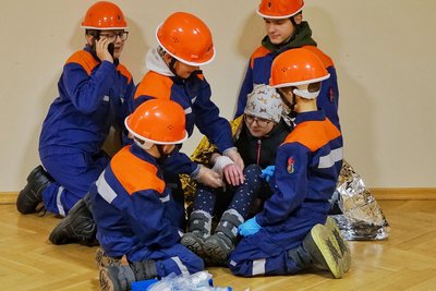 Die kleinen Feuerwehrleute trainieren eifrig – hier das Versorgen von Verletzten.
