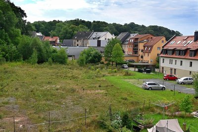 Blick aus dem Pflegeheim „Leinenweberhof“ auf das ehemalige Brauerei-Gelände in Hainichen. Dort wird 2024 zwischen Rahmenberg (links) und Brauhofstraße (rechts) ein neuer Parkplatz gebaut.