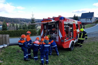 Zum Training der Nachwuchsfeuerwehr gehören natürlich auch Außeneinsätze.