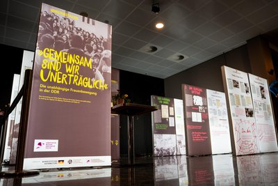 Die Wanderausstellung „Gemeinsam sind wir unerträglich“ zur unabhängigen Frauenbewegung in der DDR ist noch bis 22. März im Kinopolis Freiberg zu sehen.