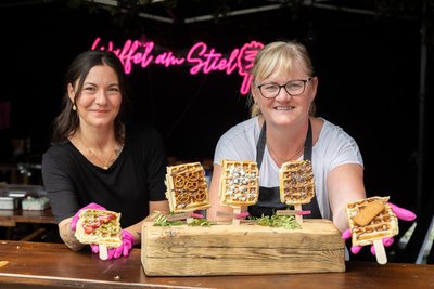 Carina Unger (links) und Anja Niestroy boten Waffeln am Stiel.