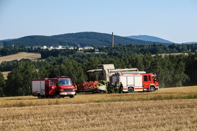 Feldbrand nahe der B 93 in Schneeberg
