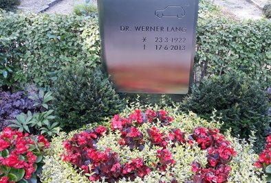 Die Stele hat der inzwischen verstorbene Formgestalter Clauss Dietel gestaltet, mit dem Lang gern zusammen gearbeitet hat. 