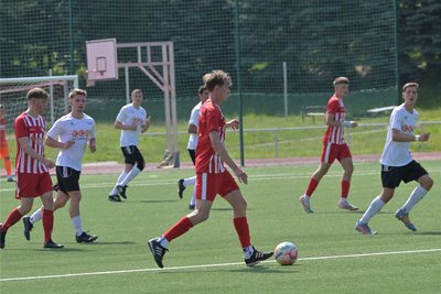 Die Stollberger Kicker um Maximilian Friedrich (Mitte) hatten es gegen Lok Zwickau leichter als gedacht.