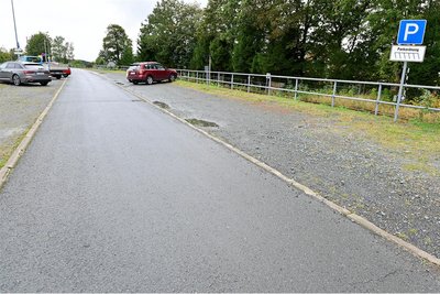 Der Parkplatz am Bahnhof Schöneck ist derzeit noch kostenfrei. Doch das wird sich ändern.