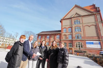 Schüler Julian Teuber, Rektor Andreas Seidel, Leonie Rowan, Schulsprecherin Amely Kropfgans, Konrektorin Steffi Gänse und Jasmin Weber halfen beim Befüllen der Zeitkapsel.