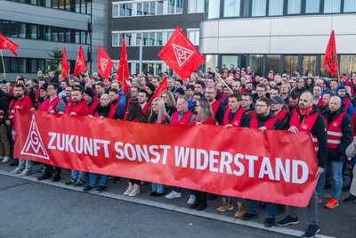 Mehr als 500 Beschäftigte haben am Dienstag bei IAV in Stollberg gegen Stellenabbau und Nullrunden protestiert.