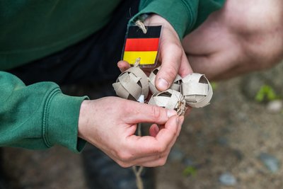 Für das Tippspiel hatte Zooleiter Peter Hömke mehrere Papp-Kugeln vorbereitet, in denen eine Leckerei für die Tiere steckte: Heuschrecken.