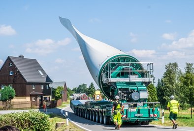 Gegen 13 Uhr hat der erste Flügel für die drei neuen Windkraftanlagen Voigtsdorf erreicht. 