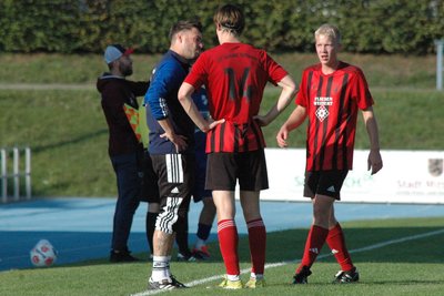 Germania-Trainer Johannes Göbler, hier mit Hans und Ludwig Weinert (v. l.), tritt mit seiner Mannschaft am Sonntag im Kreispokal in Göritzhain an.