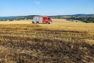Feldbrand nahe der B 93 in Schneeberg
