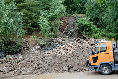 An der Hüttenstraße, der Zufahrt zum Gewerbegebiet Muldenhütten, gab es einen Erdrutsch. THW und Tiefbauamt kamen zum Einsatz.