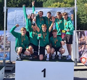 Die U-16-Mannschaft des KSV Glauchau feiert ihren Titelgewinn in Essen. 