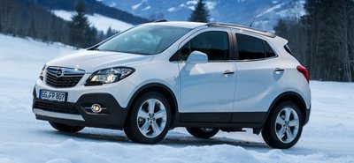 Auf rutschigem Untergrund wie Eis und Schnee spielt der Opel Mokka 4x4 seine Möglichkeiten zum sicheren Fahren mit Souveränität aus. 