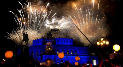 Mit einem Feuerwerk wird am Freitag der 10. Semperopernball in Dresden (Sachsen) eröffnet. Der diesjährige Ball findet unter dem Motto "Dresden jubelt und heißt die Welt willkommen" statt.