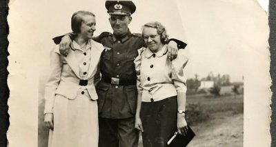 Aufnahme von 1939: Ewald Heckel mit Frau Tabea und ihrer Schwester. Die genaue Identität der Frauen auf dem Foto ist nicht bekannt.