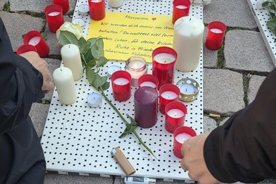 Bei einem stillen Gedenken auf dem Neumarkt wurde an die Getötete erinnert.