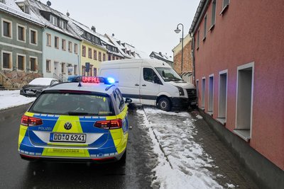 VW-Transporter prallte in Geringswalde gegen Hauswand auf B 175.