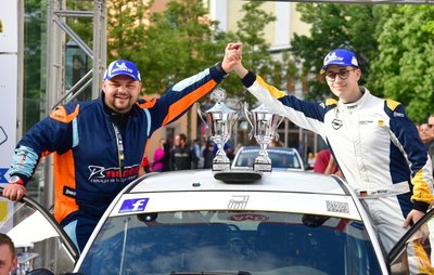 Er konnte sich zurecht über sein Abschneiden bei der Rallye in Zwickau freuen: René Meier aus Wilkau-Haßlau (links) hatte ein dickes Kompliment für seinen Piloten Jan Michel übrig: "Der Junge hat einen richtig guten Job gemacht", sagte Meier über den erst 19-Jährigen. 