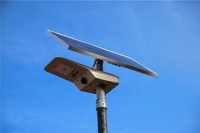Tagsüber sammelt die Laterne mit Hilfe eines Solarpanels Energie, die sie nachts abgibt.