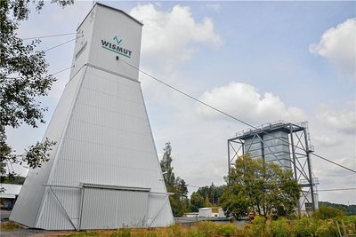Hier tritt die Luft aus dem Grubenfeld zu Tage: Der Abluftkamin (rechts) auf dem Schacht 382 neben dem Golfplatz Bad Schlema. 
