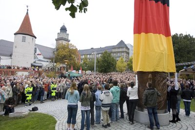 Unter großer Anteilnahme wurde im Oktober 2010 das von Plauener Bürgern finanzierte Wendedenkmal eingeweiht. Nun erhält dieser Platz auch einen Namen.
