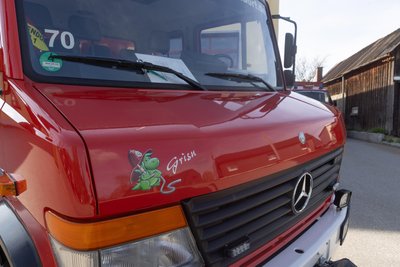Die Feuerwehrfahrzeuge in Crottendorf haben Namen. Josie Georgi hat „Grisu“ nachgebaut.