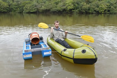 Die schwimmende blaue Forschungsstation Ferdinand.