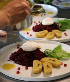 Pochiertes Ei im Rote-Bete-Spaghetti-Nest an Meerrettich-Senfsoße.