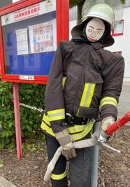 Zum Sockenfest in Jahnsdorf sind auch die Feuerwehrleute dabei: Hier wurde eine Puppe aufgestellt. 